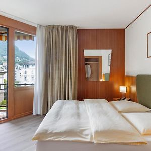 Camera piccola con letto queen size